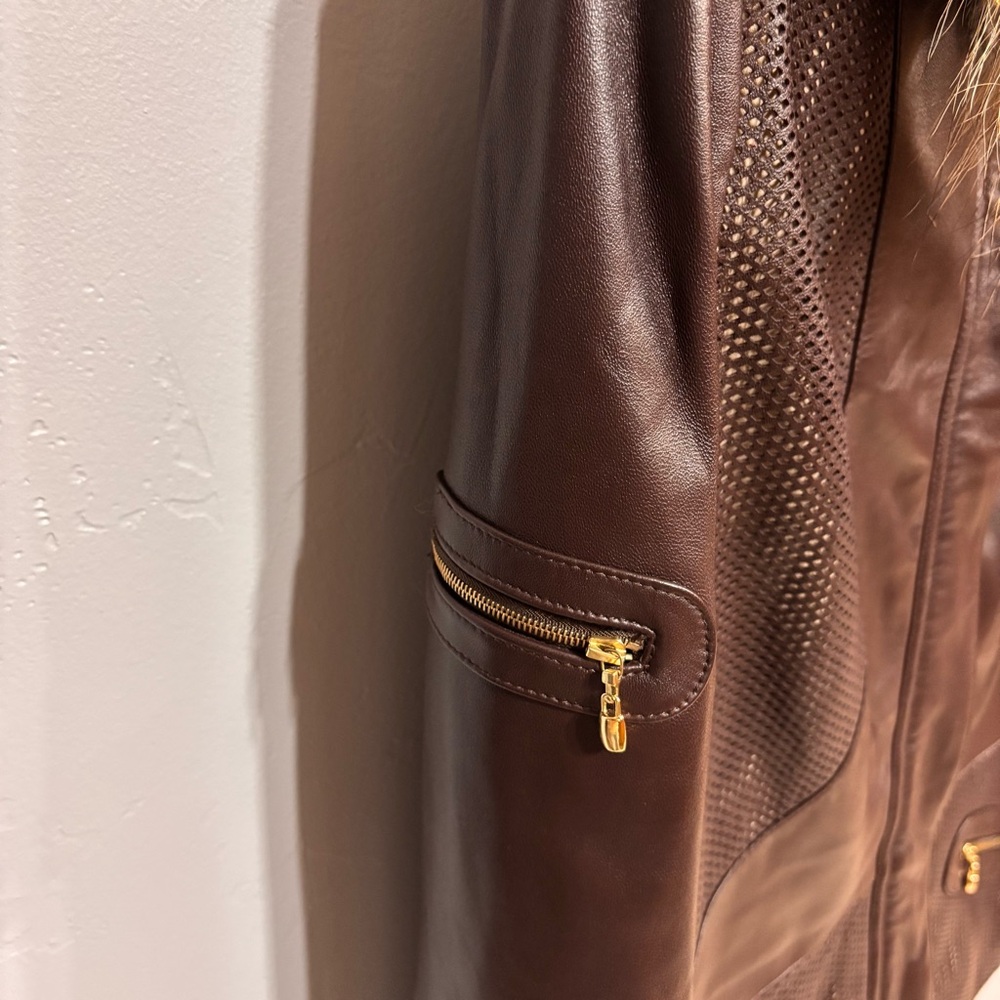 NWOT St. John Sport Choc Velvet Brown Leather Jacket w Raccoon Fur L/XL - Picture 8 of 16